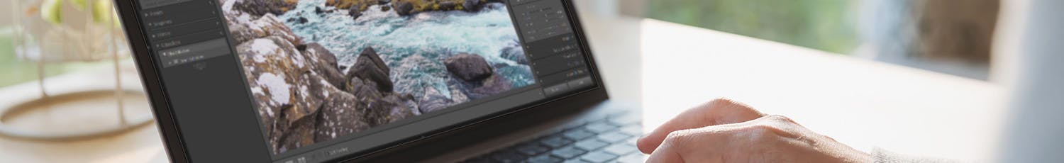 Tietokone, jossa on Lightroom käynnissä